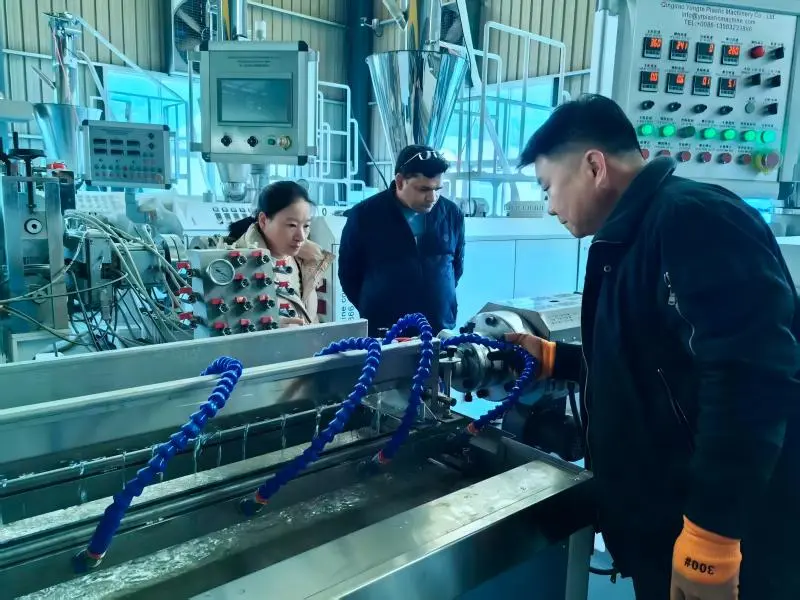 Guminio drėkinimo vamzdžio mašina, veikianti vietoje Indijos klientui