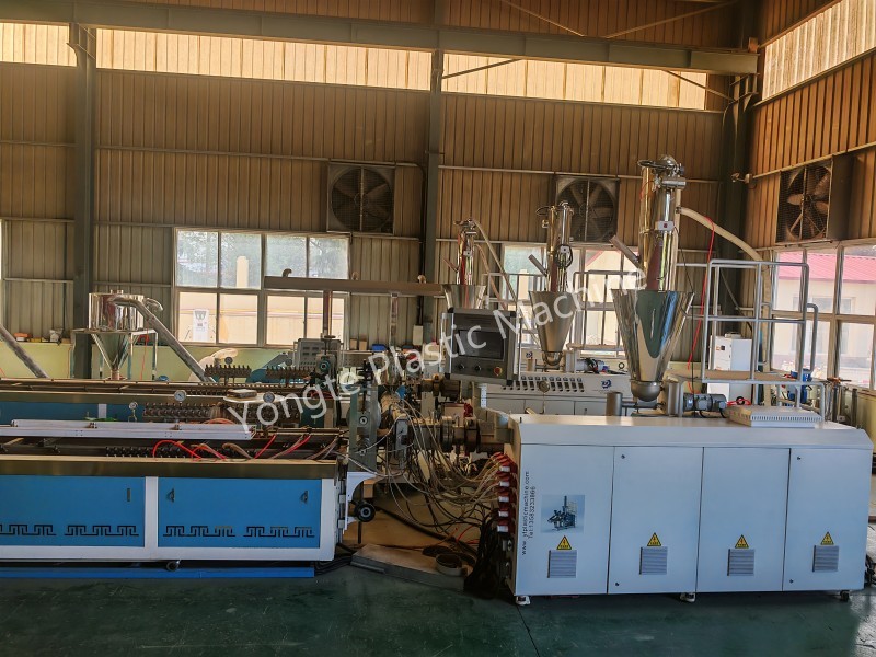 „Yongte“ sėkmingai pristatė naują koekstruzijos liniją su 3D įspaudimo technologija, skirta WPC paklotai